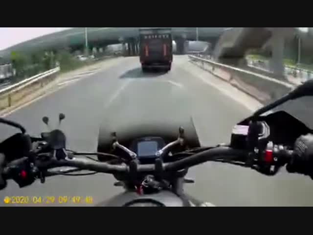 Автомобилист всё-таки отомстил мотоциклисту