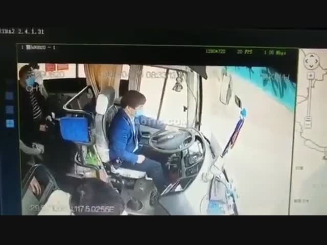 Кадры смертельной аварии автобуса в Китае