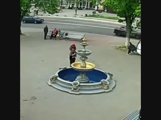 В Боярке женщина сломала фонтан