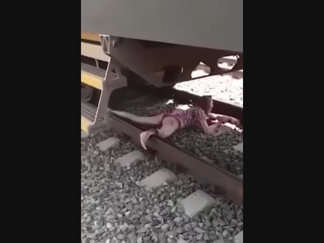 Прыгнула под поезд