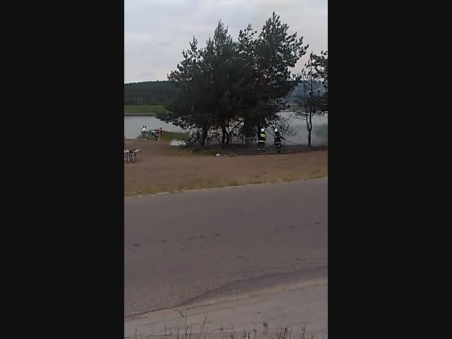 Финал пожара на берегу озера