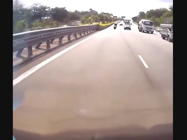 Жуткая авария с участием мотоцикла
