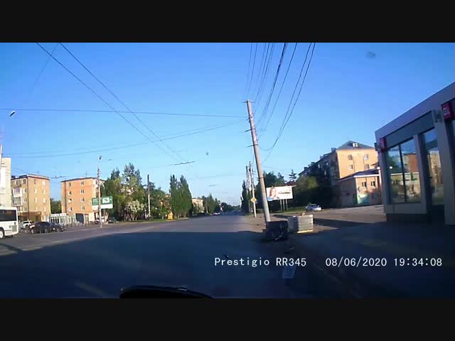 Тротуарная плитка остановила лихача в Омске