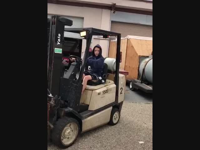 Приехал к бате на работу