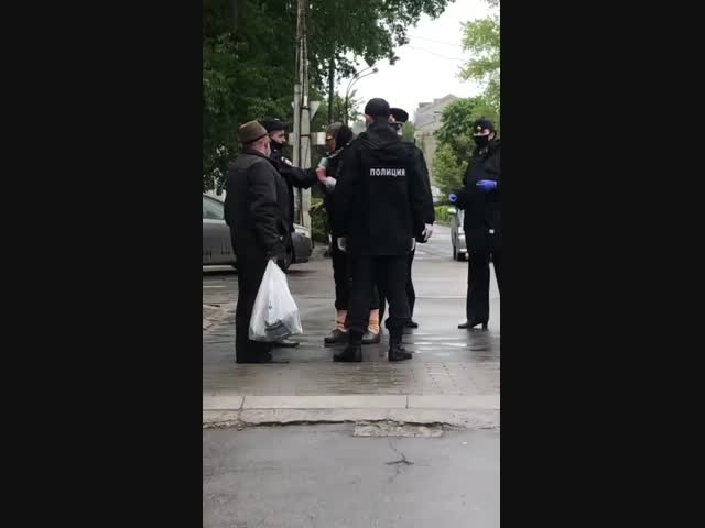 В Брянске полицейские попытались задержать женщину, пришедшую на рынок без маски