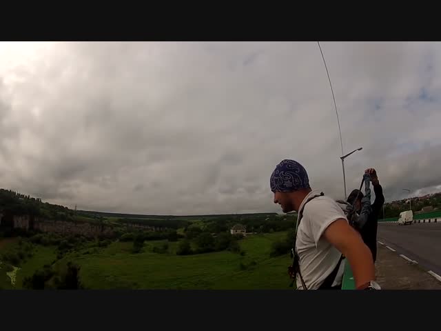 Экстремал ударился об скалу