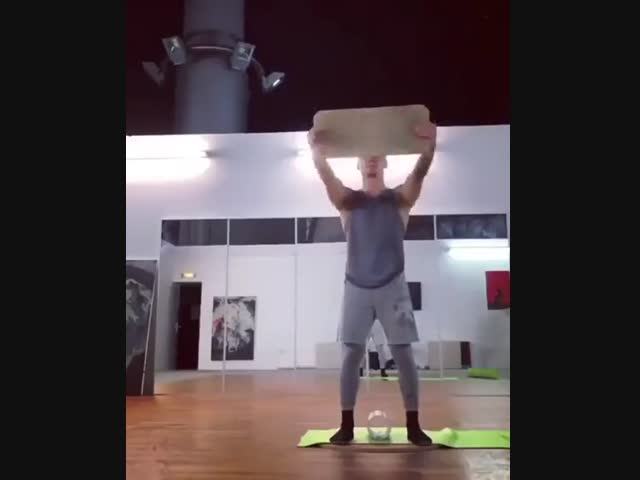 Сильный человек с удивительной способностью держать равновесие