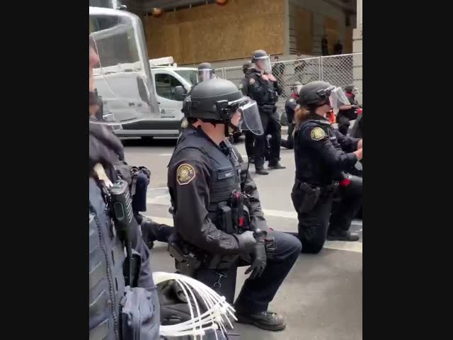 В Портленде полицейские встали перед протестующими на колени