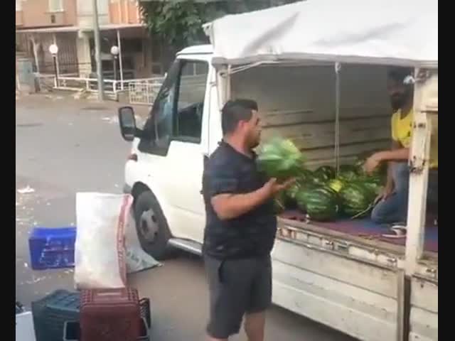 Арбузный жонглёр