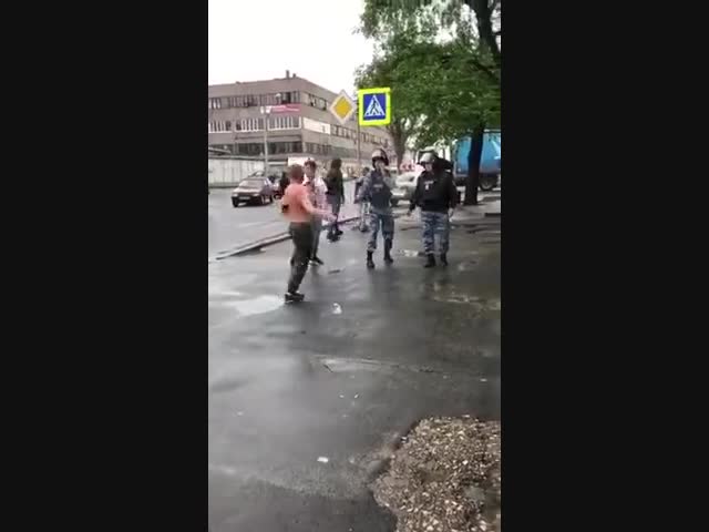 В Харькове мужик показал уроки кикбоксинга полицейским