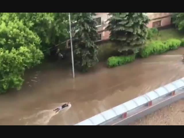 Житель Подмосковья устроил заплыв по затопленной улице