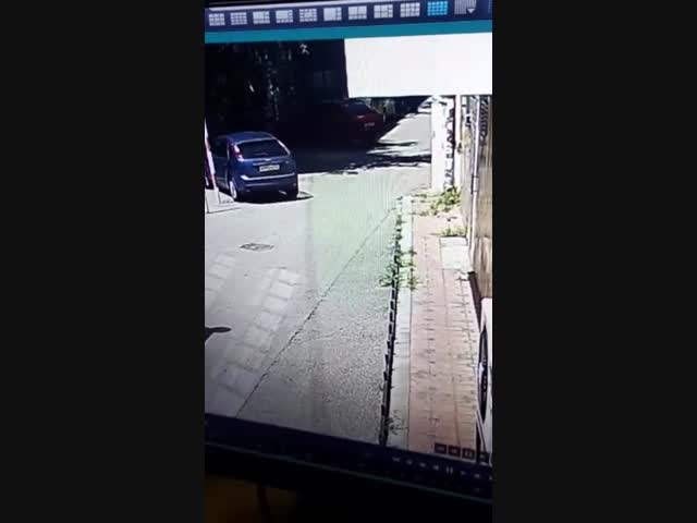 Просто фееричный побег мужика от Таксы