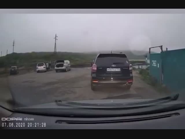 «Враги не дождутся»: автомобиль с водителем упал в море на острове Русском