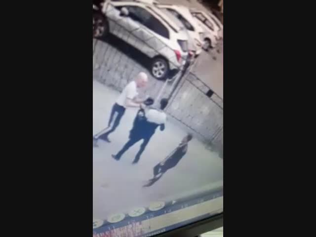 В Екатеринбурге  адепты АУЕ избили и ограбили деда