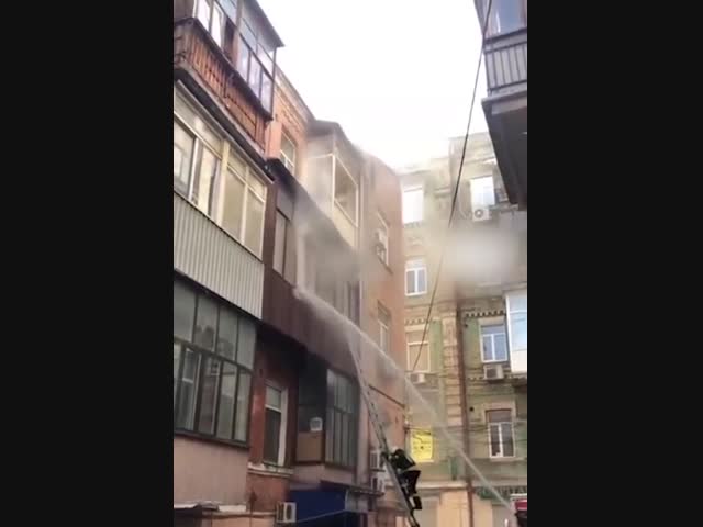 На пожарных в Киеве из горящего окна выбросился голый мужчина, в квартире нашли тело женщины