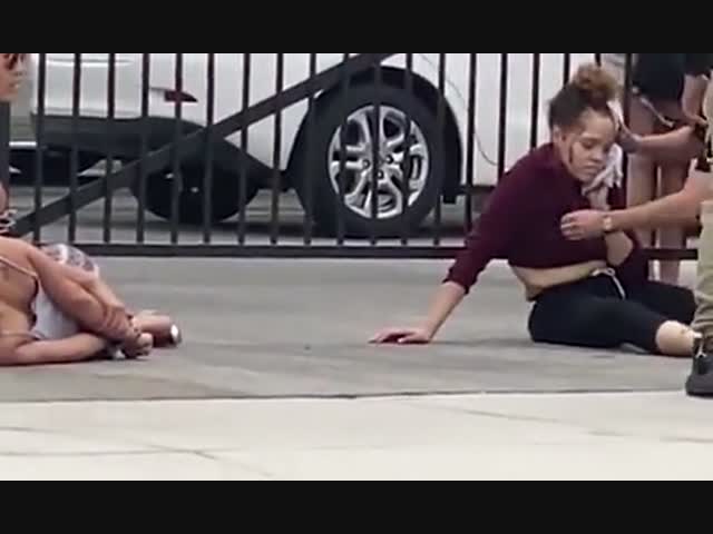 На племянницу Майкла Джексона напала секс бомба с ножом