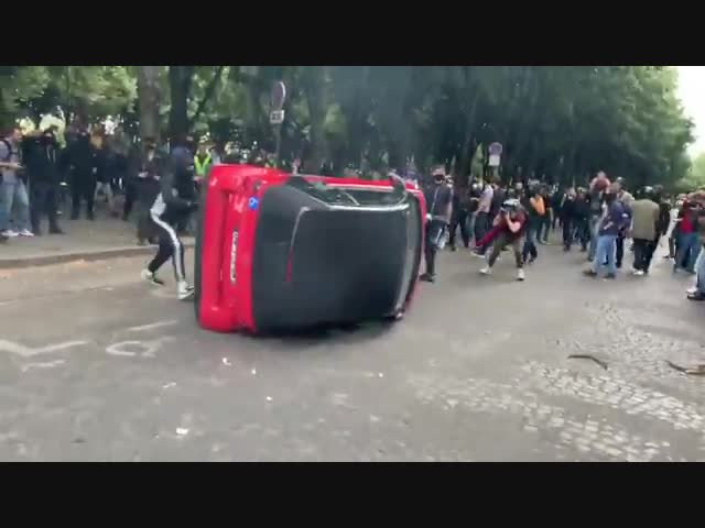 Ещё одно видео из французского Дижона, где продолжаются массовые беспорядки