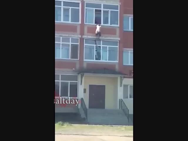 В Соль-Илецке мужчина сорвался с третьего этажа