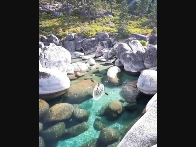 Кристально чистая вода в озере Тахо,Невада