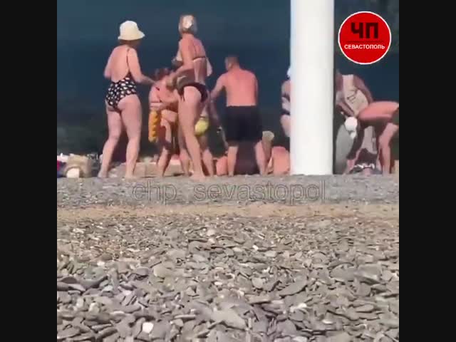 На крымском пляже подрались пьяные шмары