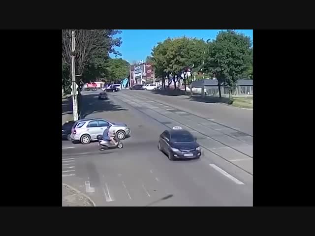 Скутерист сумел дождаться нужного момента