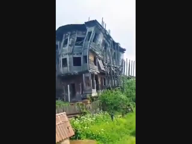 Обрушение старого дома