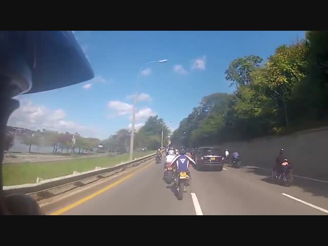 Свора мотоциклистов напала на водителя джипа