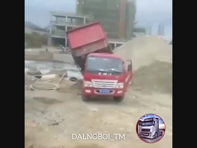Водителя выбросило из грузовика