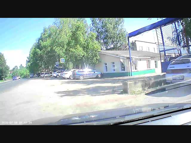 Под Нижним Новгородом лихача занесло в припаркованные машины