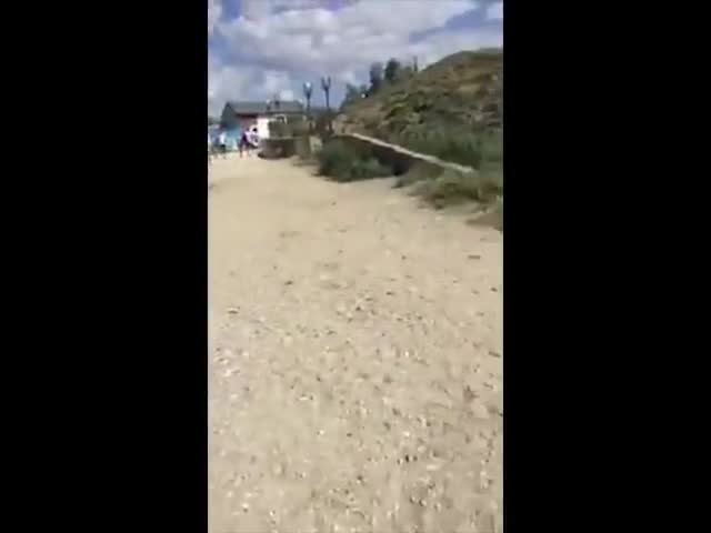 Залитые нечистотами пляжи в Крыму сняли на видео
