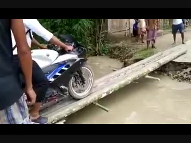 Мотоциклист рухнул вместе со своим транспортным средством в бурный ручей.