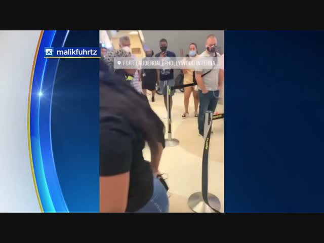 Три злые темнокожие пассажирки напали на сотрудников авиакомпании.