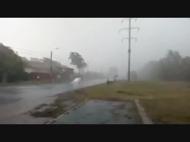 Очевидцы публикуют видео урагана в Муроме