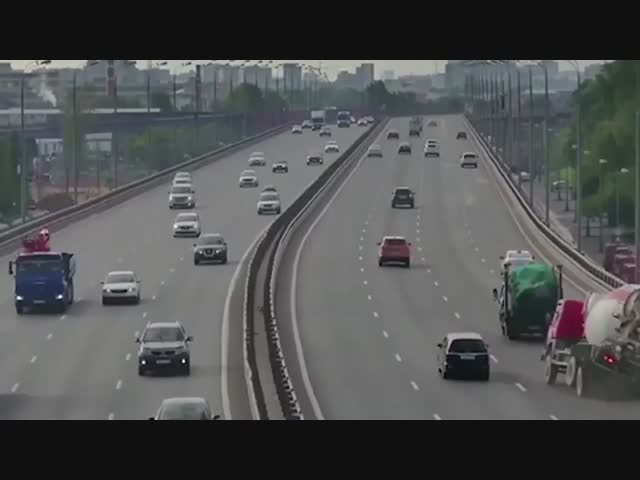 Бодалась бетономешалка с мусоровозом