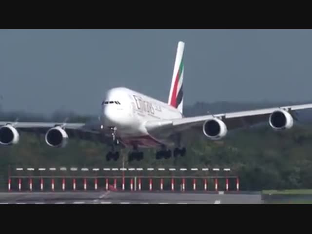 Опасная посадка Аэробуса A380 при сильном ветре