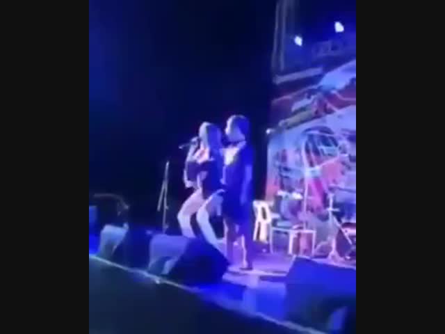 Парень не совладал с собой на сцене