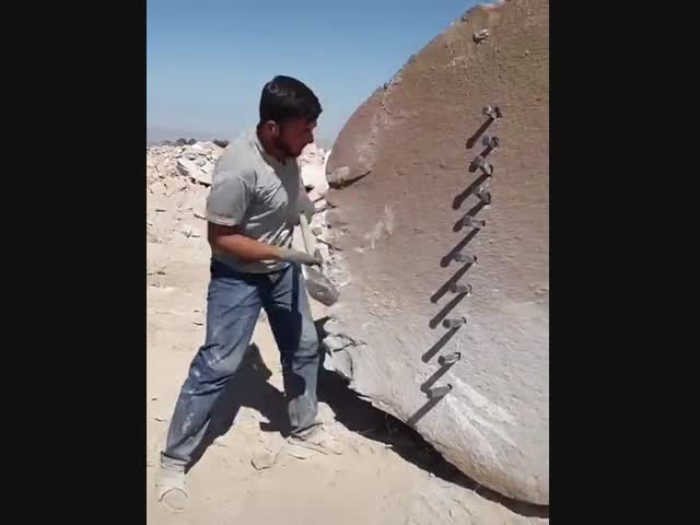 Как расколоть валун на две равные части?