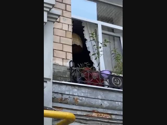 Загадочный взгляд из тёмной квартиры