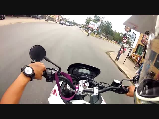 Бразилец не удержал мотоцикл на дороге