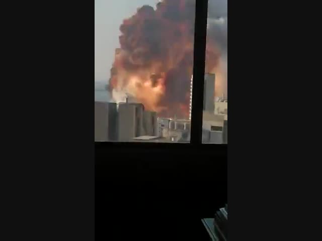 Взрыв в Бейруте из окна многоэтажки