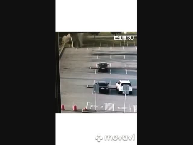 Автомобиль такси вылетел на парковку аэропорта в Екатеринбурге 