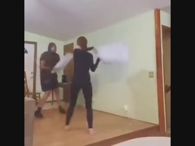 Нельзя к бою подушками относиться слишком серьезно