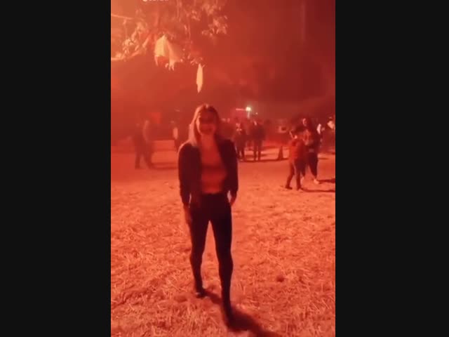 Парень напугал девушку