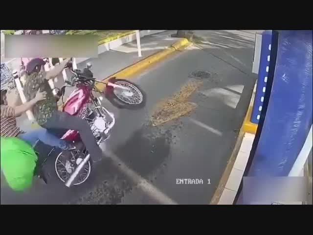 Мотоциклист с пассажиркой попал под шлагбаум