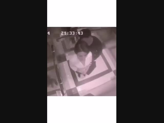 Мужчина попытался облапать девушку в лифте