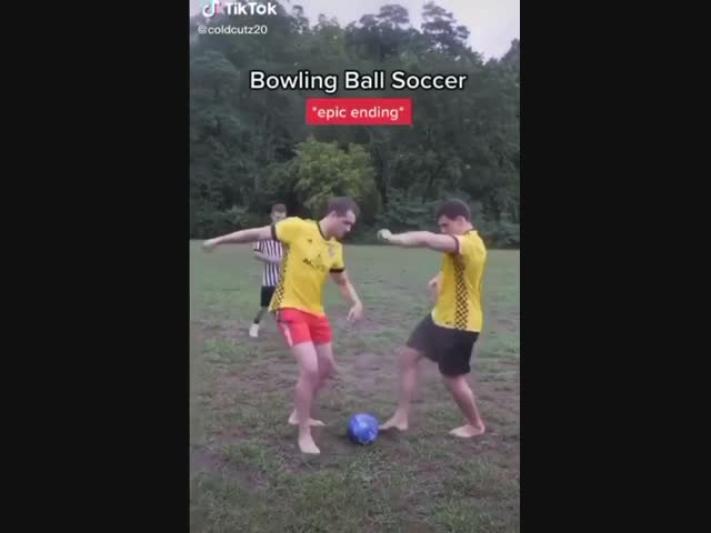 Игра в футбол, шаром для боулинга