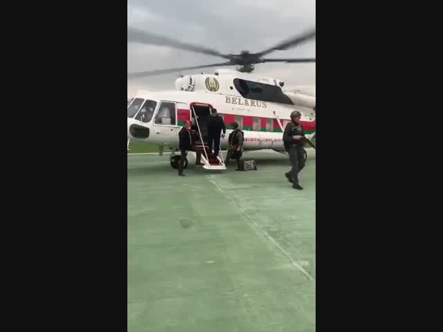 Лукашенко прилетел в Минск в бронежилете и с автоматом в руках.