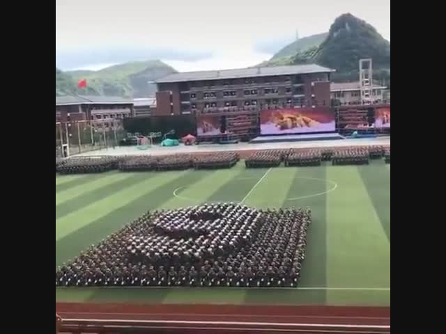 Это не компьютерная графика, а живые солдаты