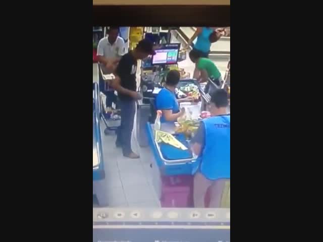 Помощь подоспела вовремя: бандиту не дали ограбить кассу