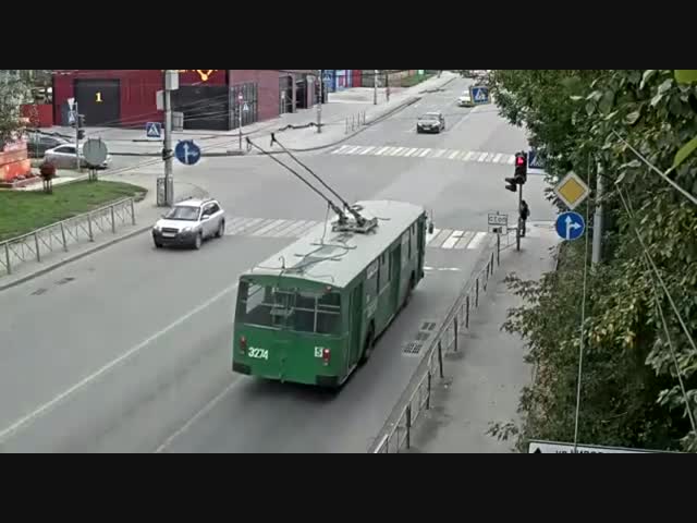 Троллейбус против внедорожника